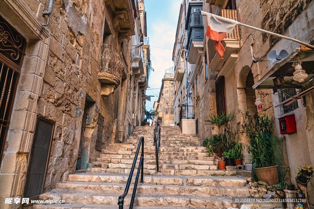 古老街巷的静谧阶梯风景