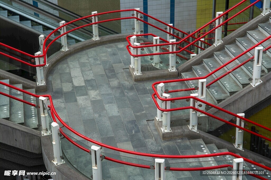 红色栏杆环绕的旋转楼梯