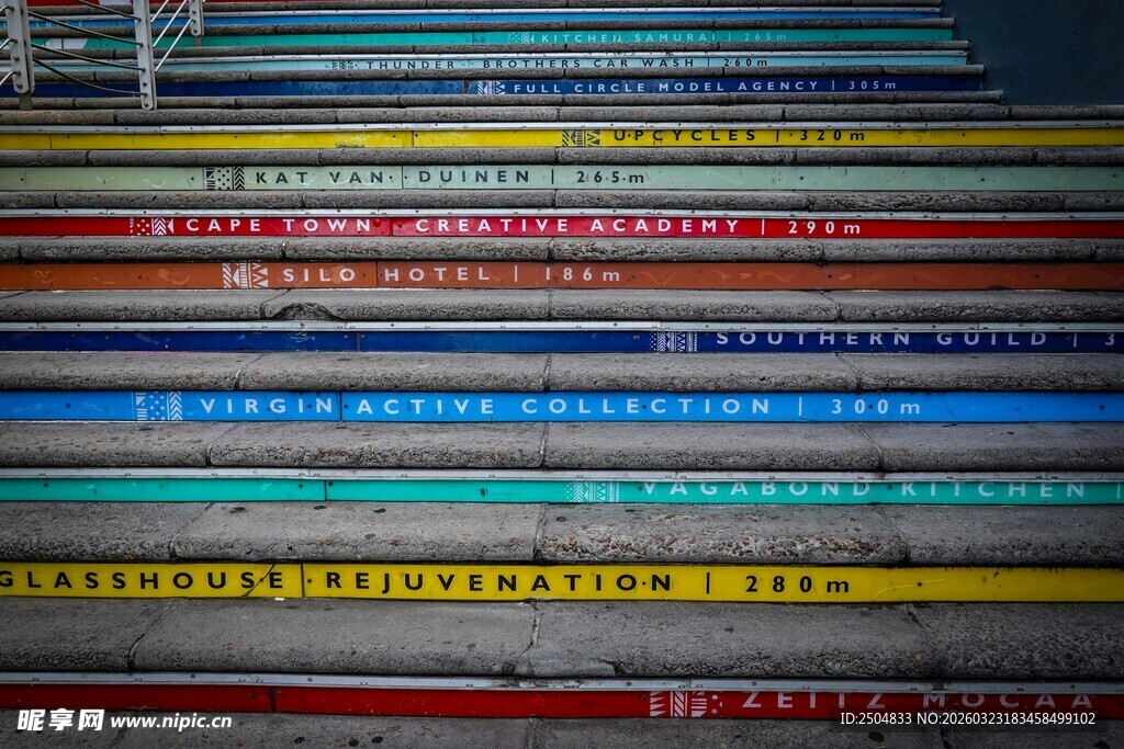 多彩书籍整齐排列