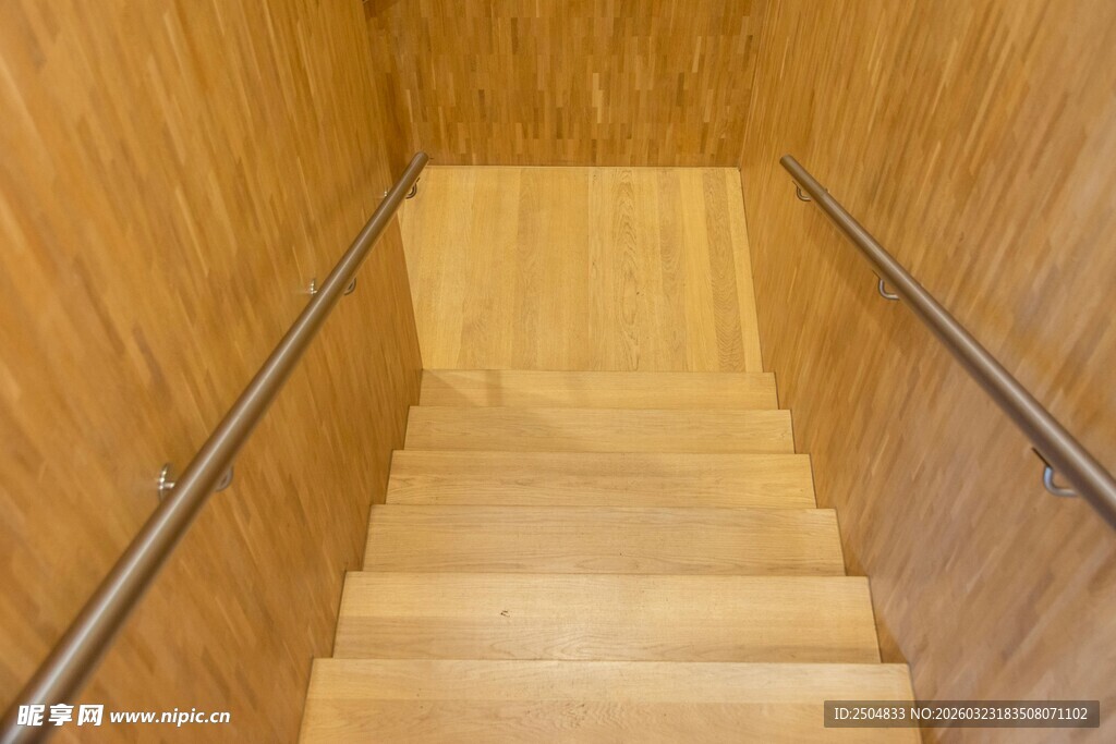 木质楼梯间的简约扶手