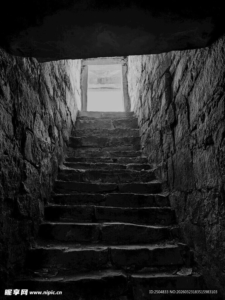 石梯尽头的光明