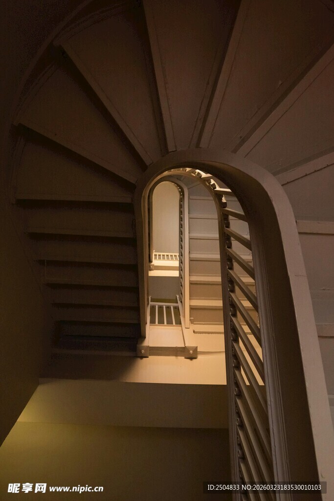 复古室内旋转楼梯光影