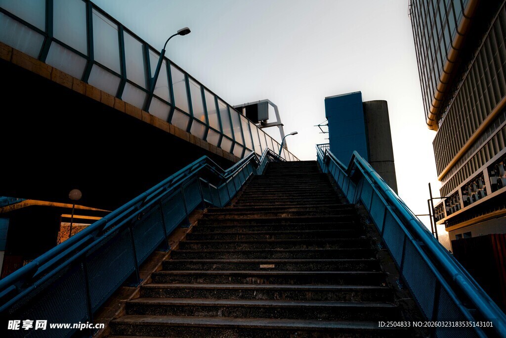 城市中通往天桥的阶梯