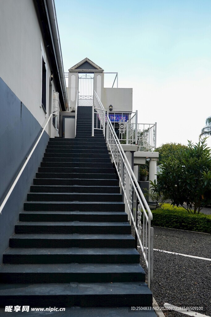 户外楼梯通往建筑观景台