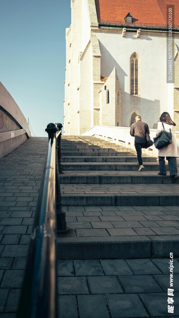 漫步古城石阶的旅人