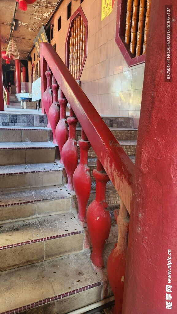 中式红栏杆木质楼梯