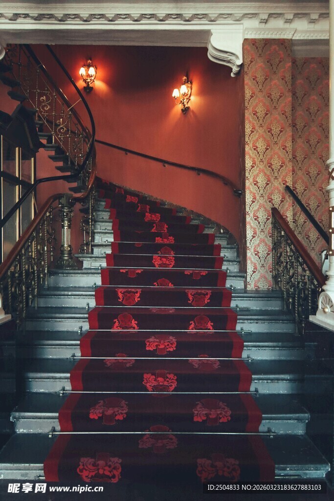 复古华丽的红色阶梯