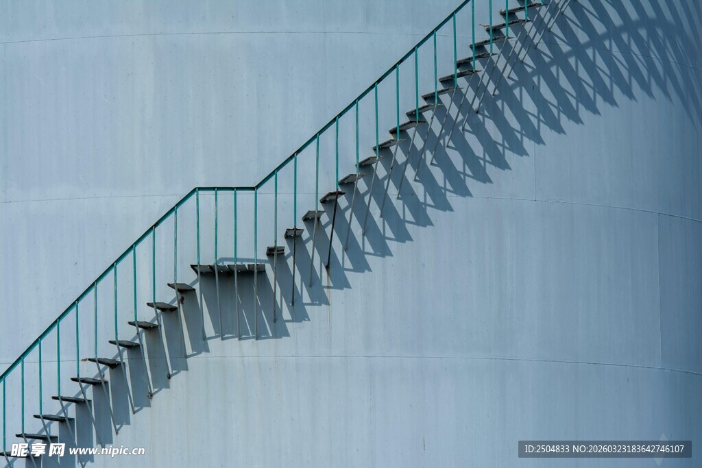 蜿蜒向上的金属楼梯