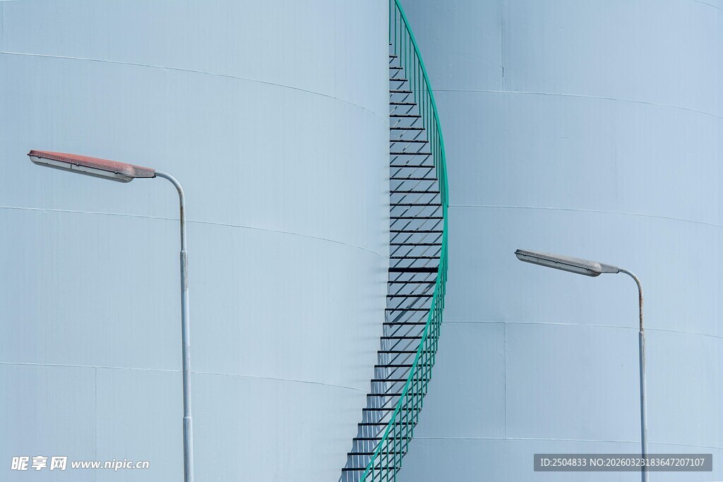 现代风格螺旋楼梯与路灯