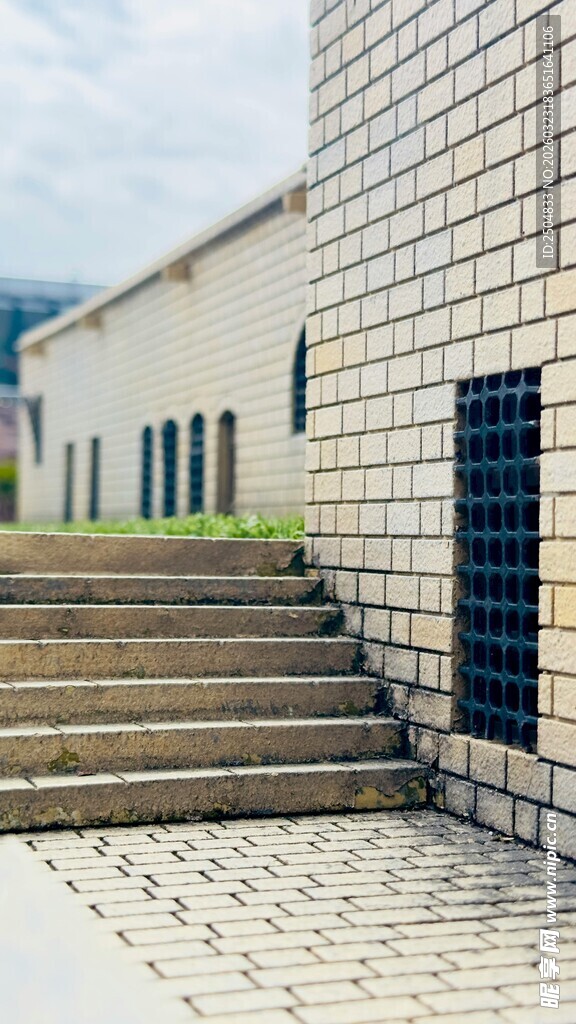 现代建筑旁的砖石台阶景观