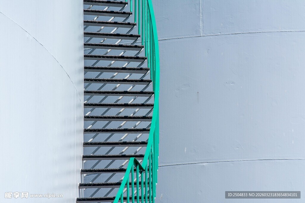 绿色边缘的黑色条状物件