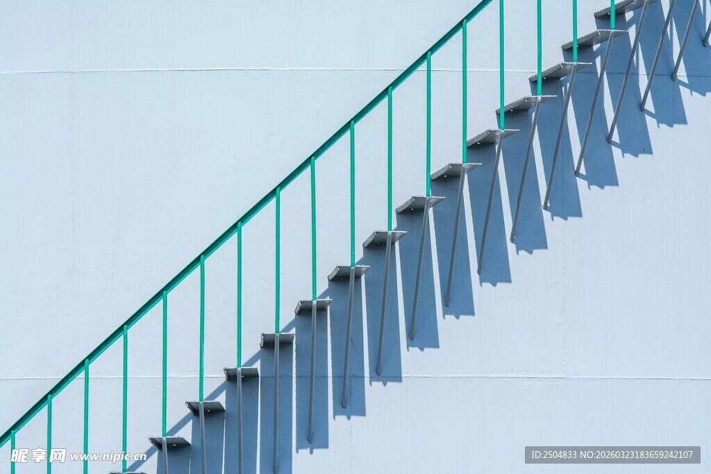 户外蓝色阶梯与绿色护栏