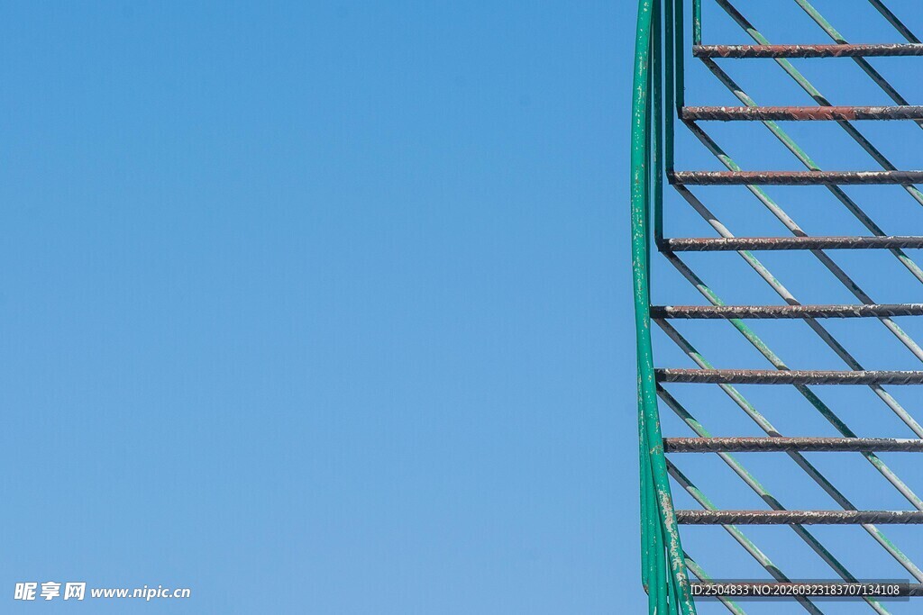 蓝天映衬下的绿色阶梯
