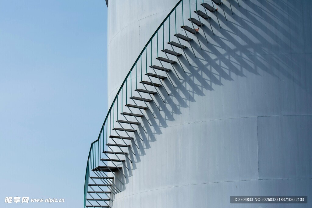 弧形玻璃楼梯外观特写