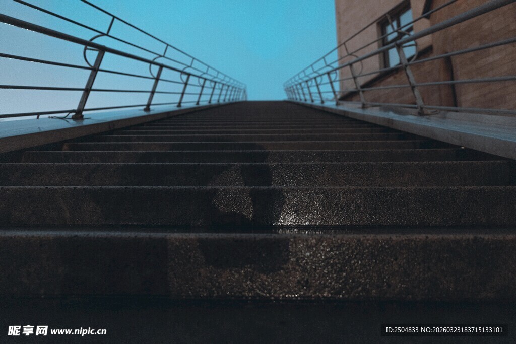 向上延伸的阶梯