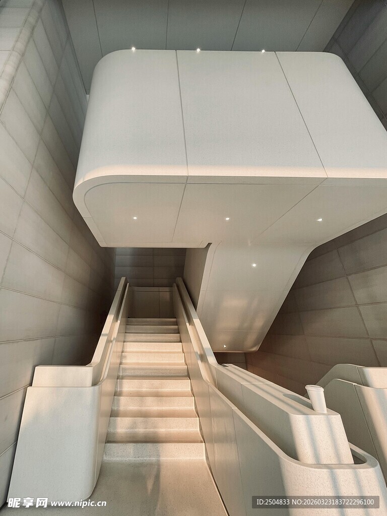 现代建筑内的独特楼梯设计