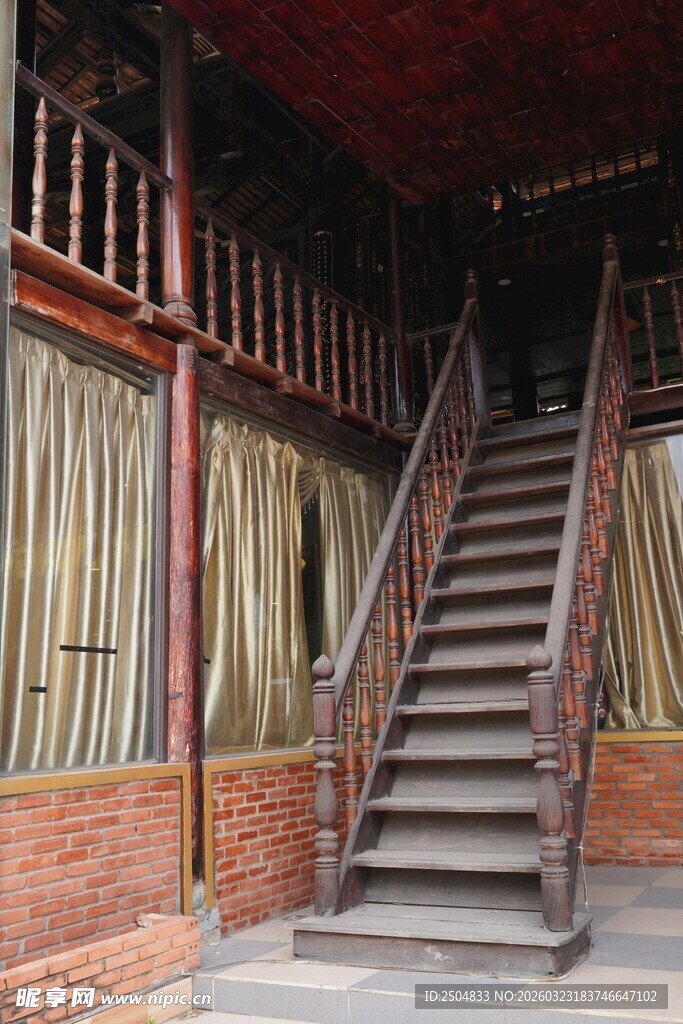 古旧木质楼梯 传统建筑风