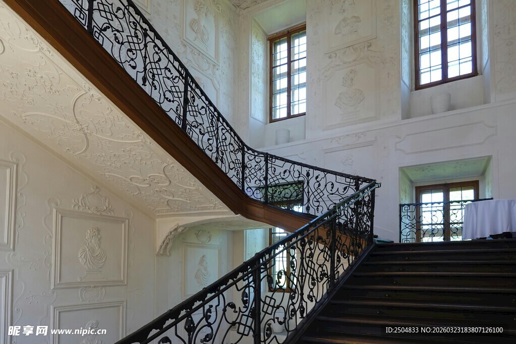 复古铁艺楼梯室内景观