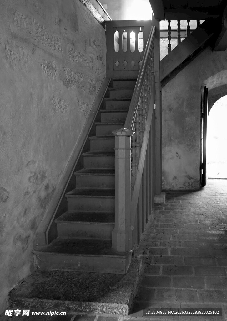 老旧昏暗的室内木质楼梯