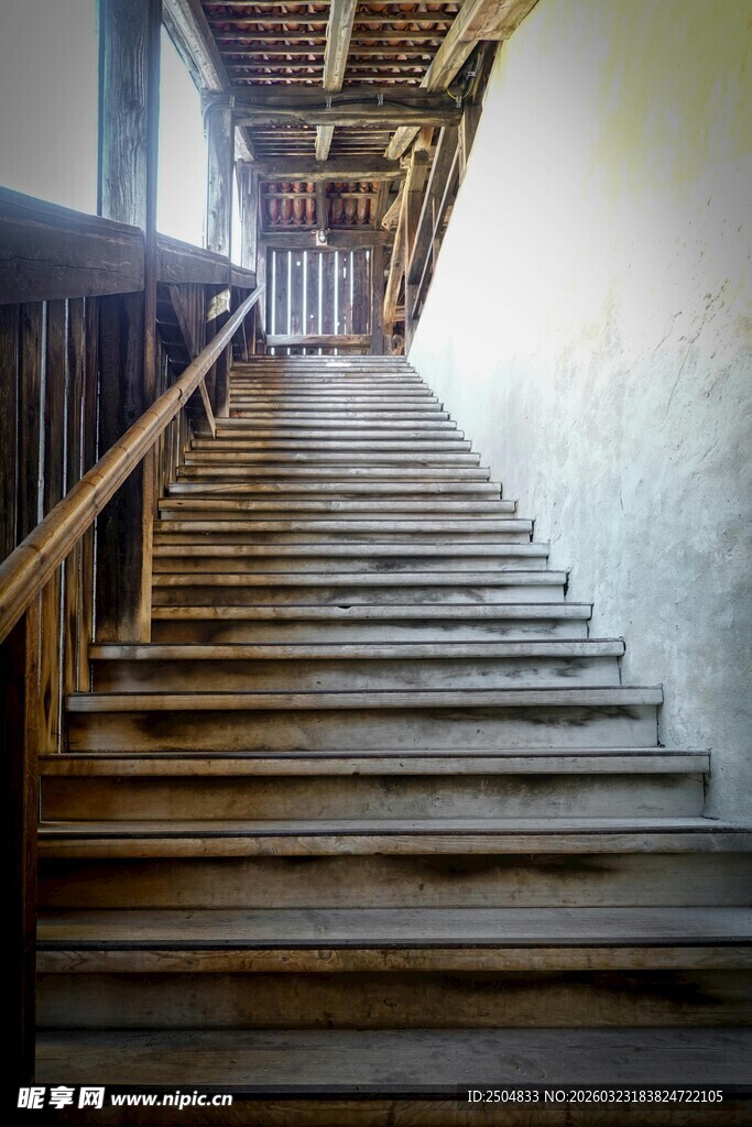 复古木质楼梯的独特景致