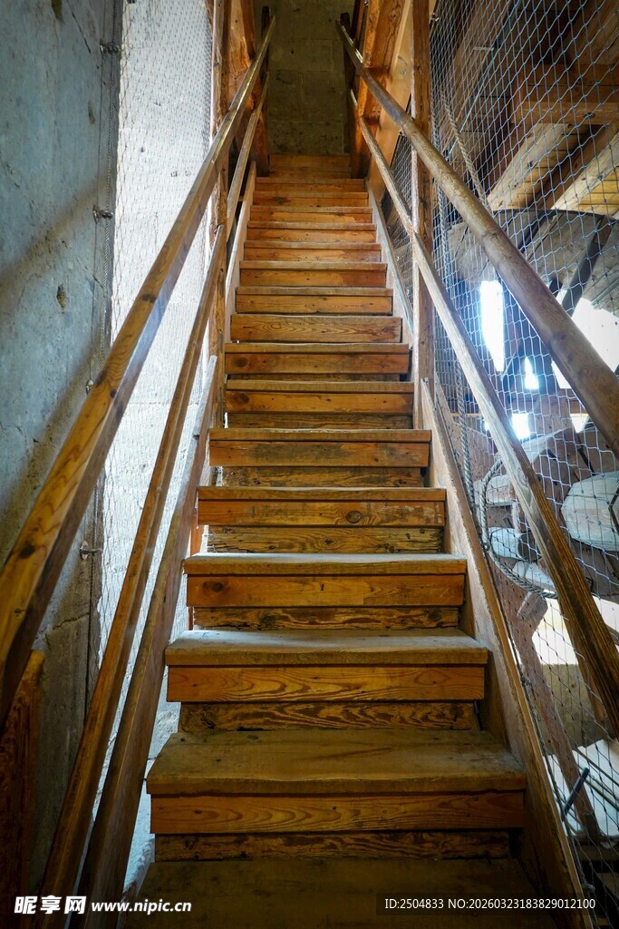 复古木质楼梯的独特景致