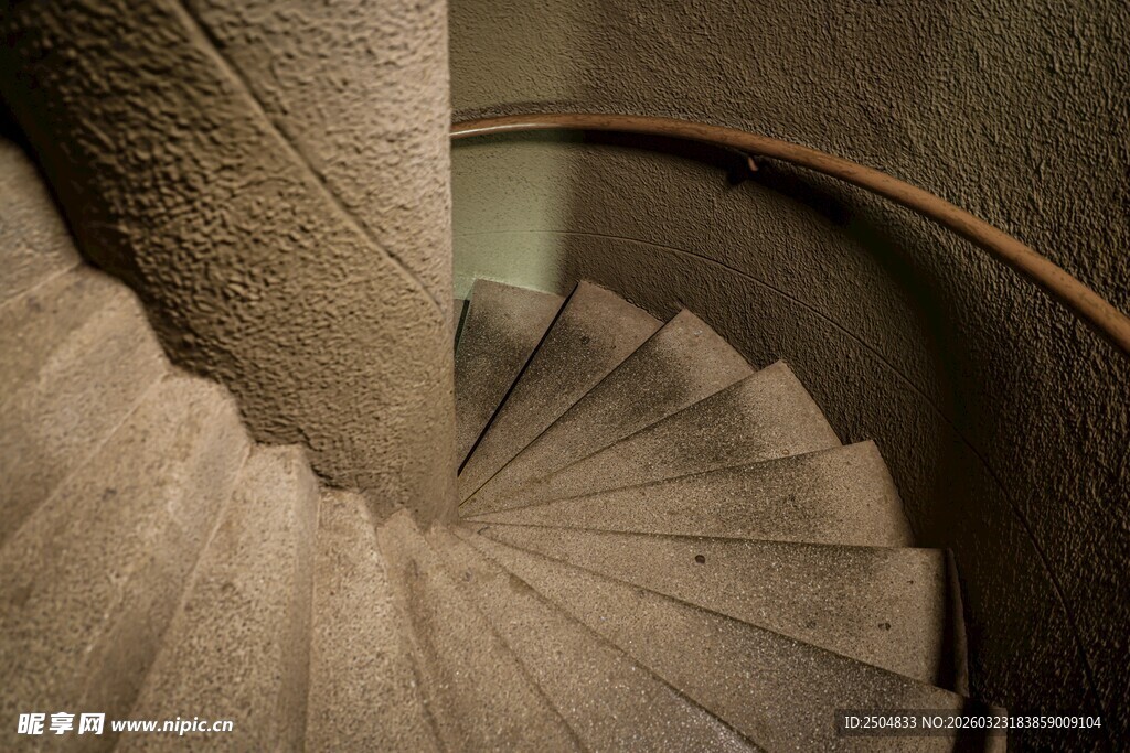 复古螺旋楼梯建筑之美