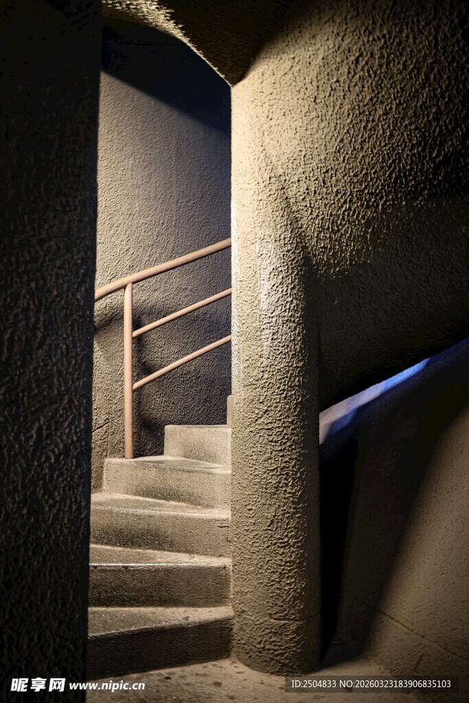 昏暗楼道中的阶梯