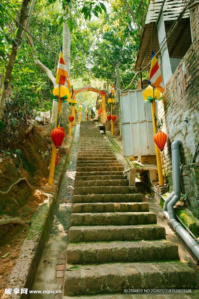 山林中式台阶与装饰灯笼