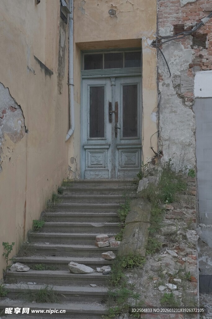 破旧房屋前的老旧石阶