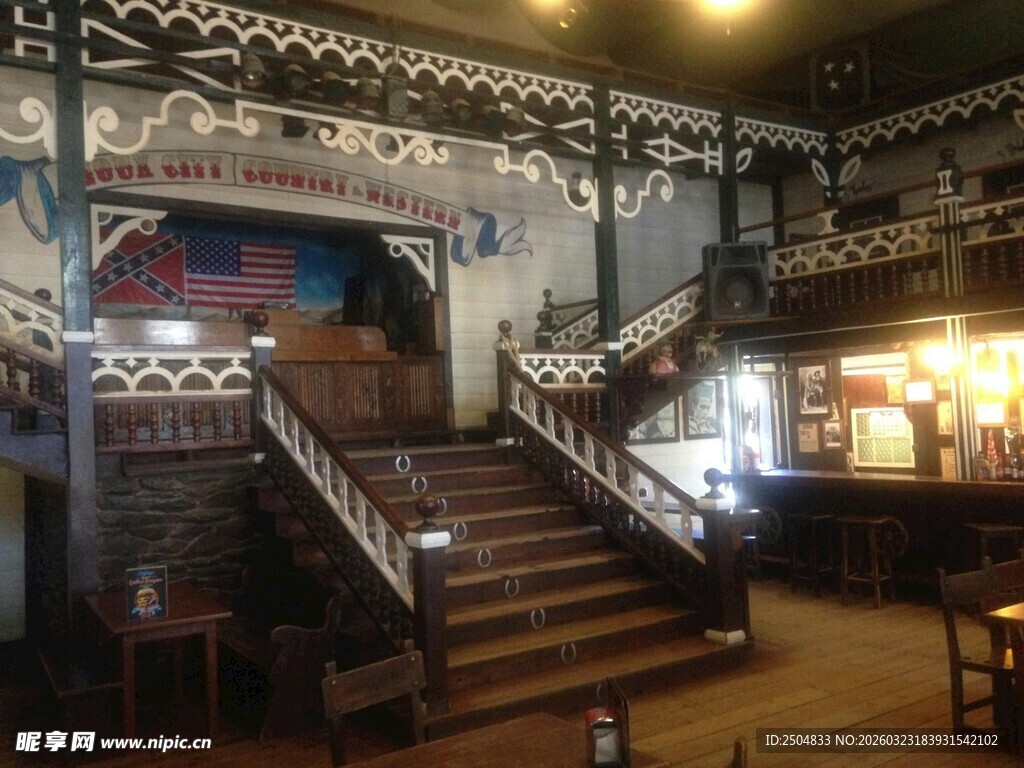 复古风格的室内木质楼梯