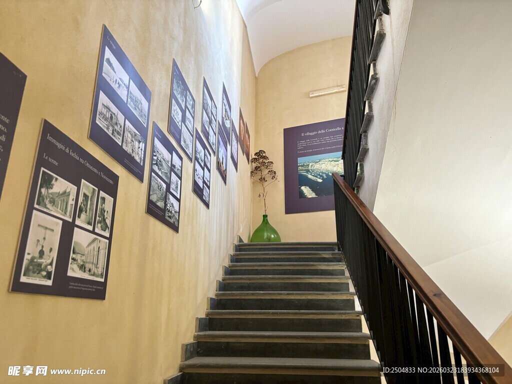 楼梯墙面上的艺术照片展示