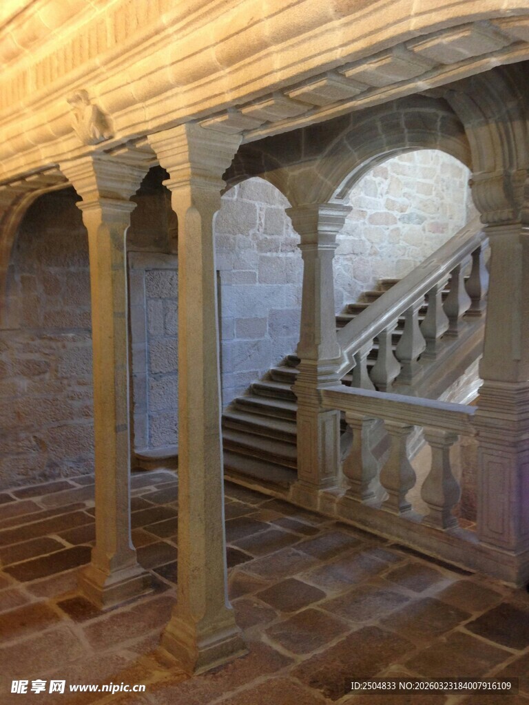 复古风格室内拱形楼梯