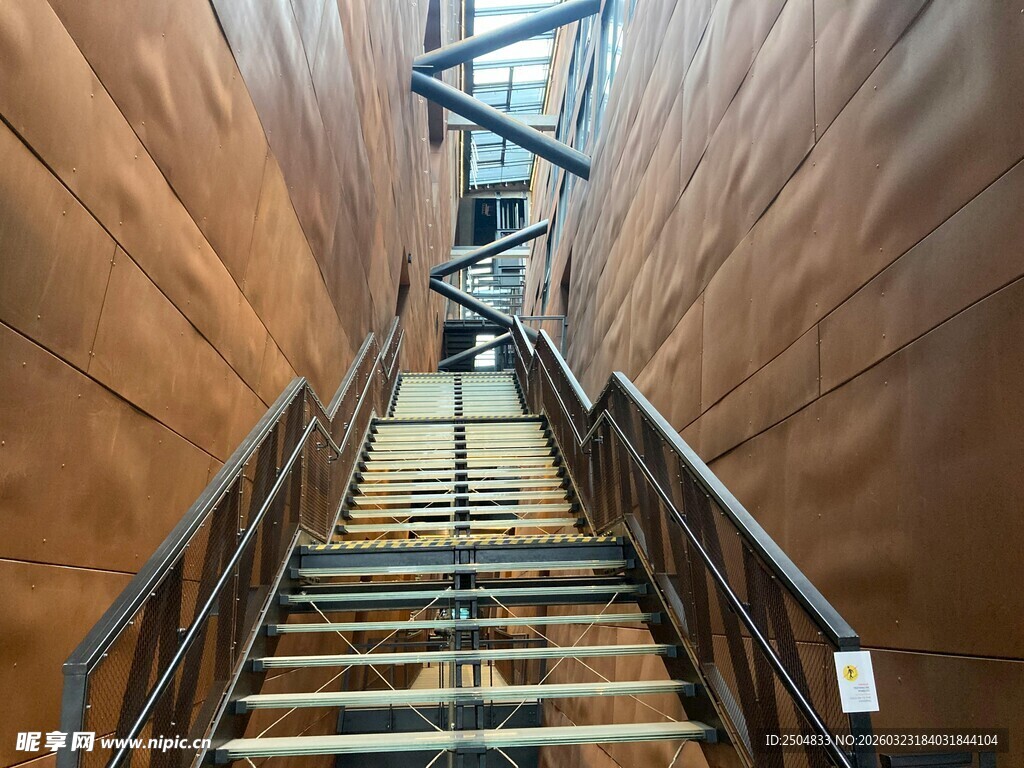 木质螺旋楼梯内部景观