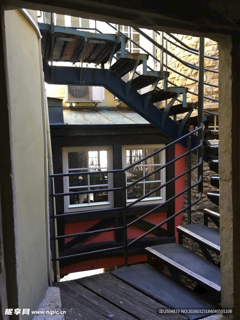 室内工业风金属楼梯设计