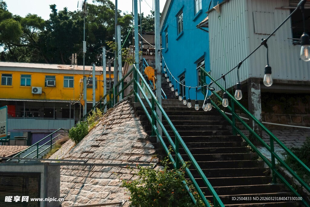 色彩斑斓的铁路旁阶梯景致