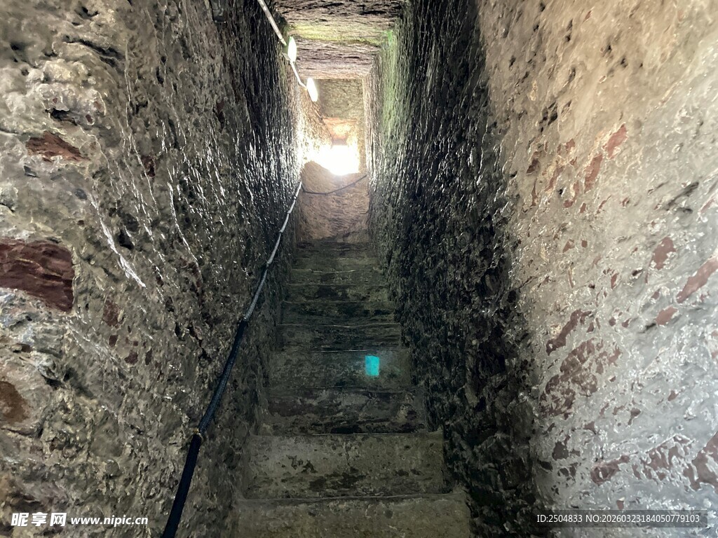 狭窄幽深的古老小巷通道