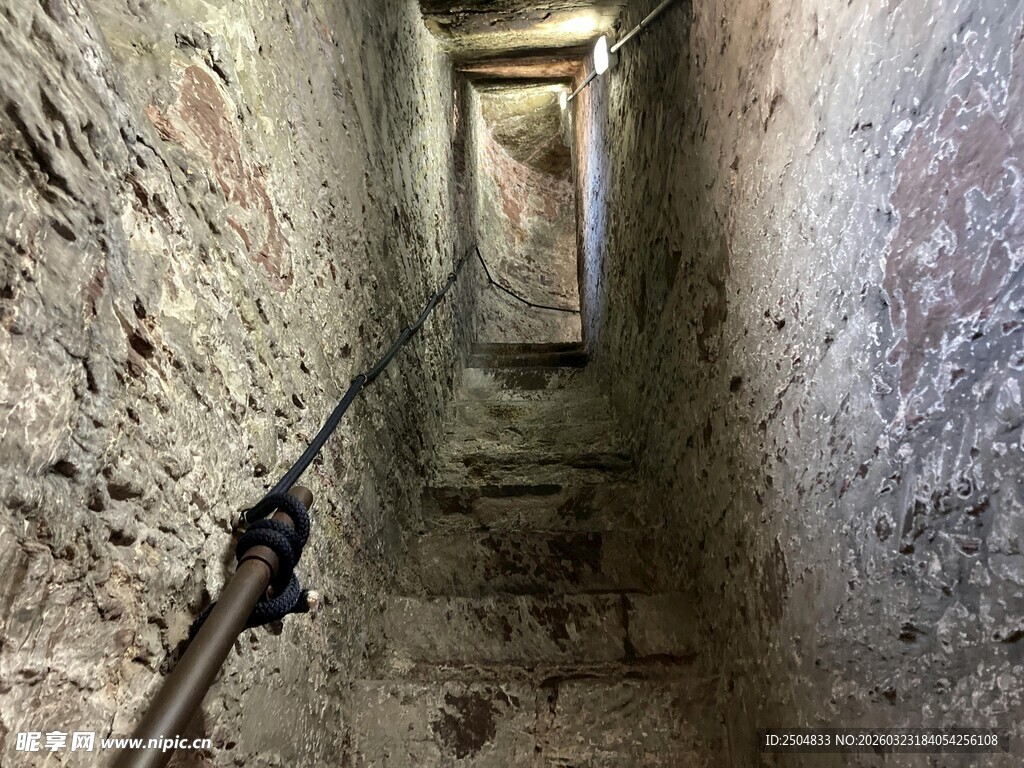 狭窄昏暗的古老石砌通道