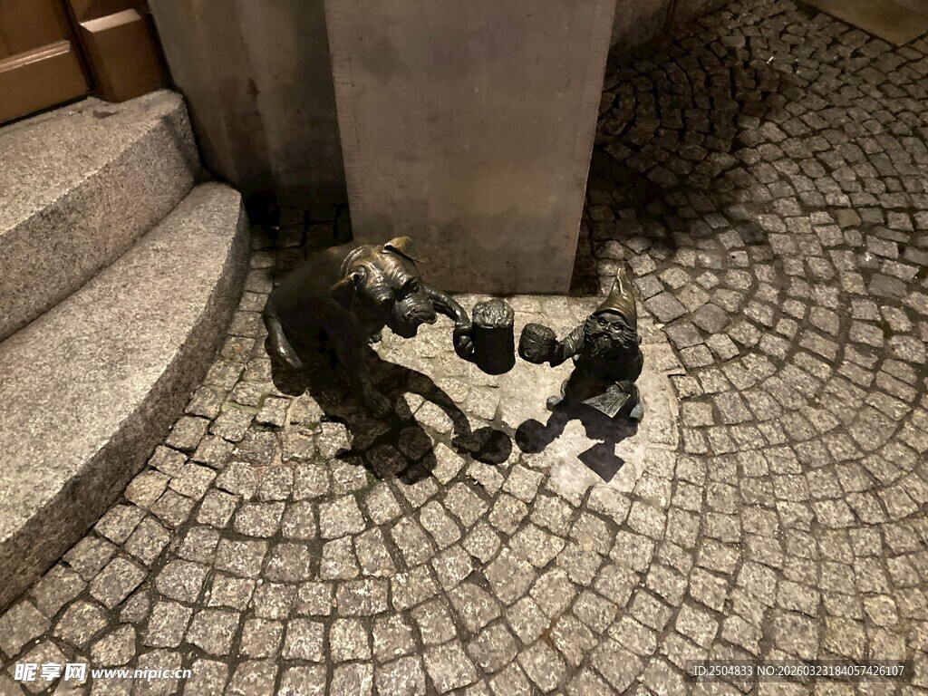 街头小狗依偎在台阶旁