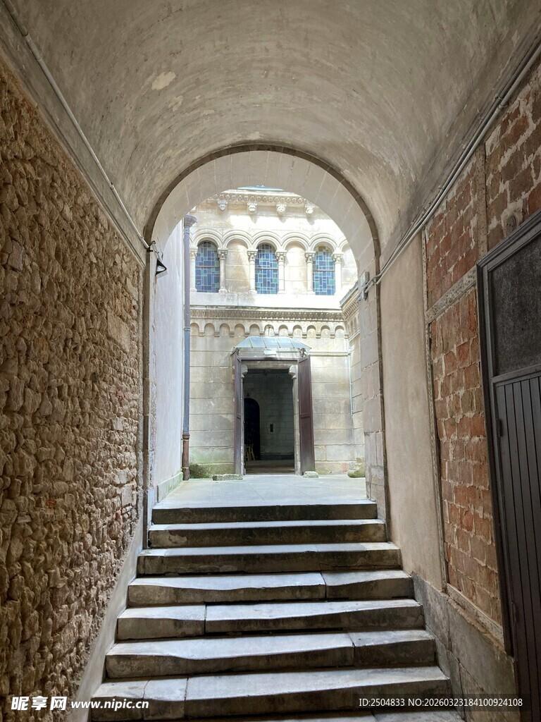 古老建筑中的拱形楼梯通道