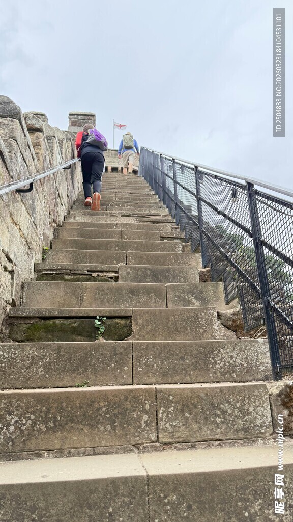 攀登石阶的行人