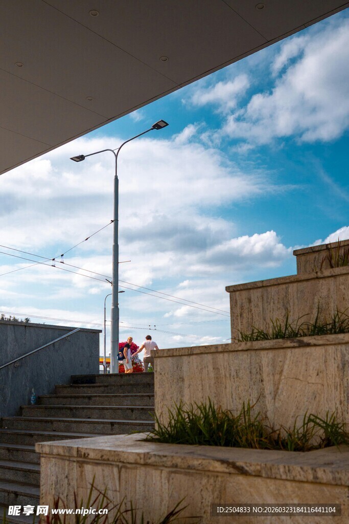 户外阶梯旁的蓝天与路灯