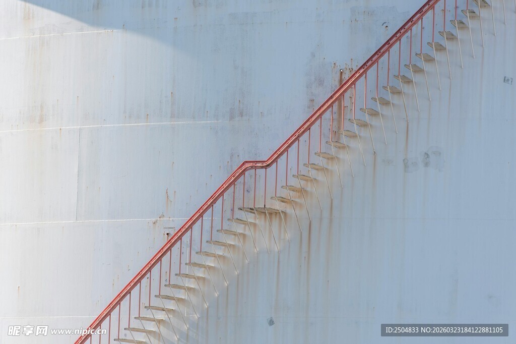 白色墙面旁的红色扶手楼梯