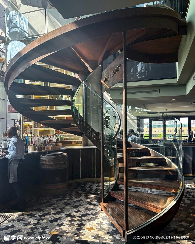 室内华丽旋转楼梯景观