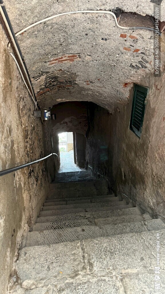 古老地道中的阶梯通道