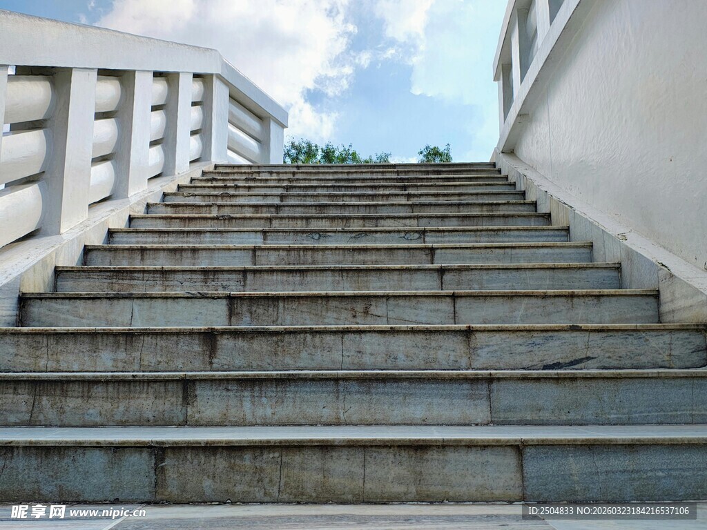 户外石阶通向蓝天白云