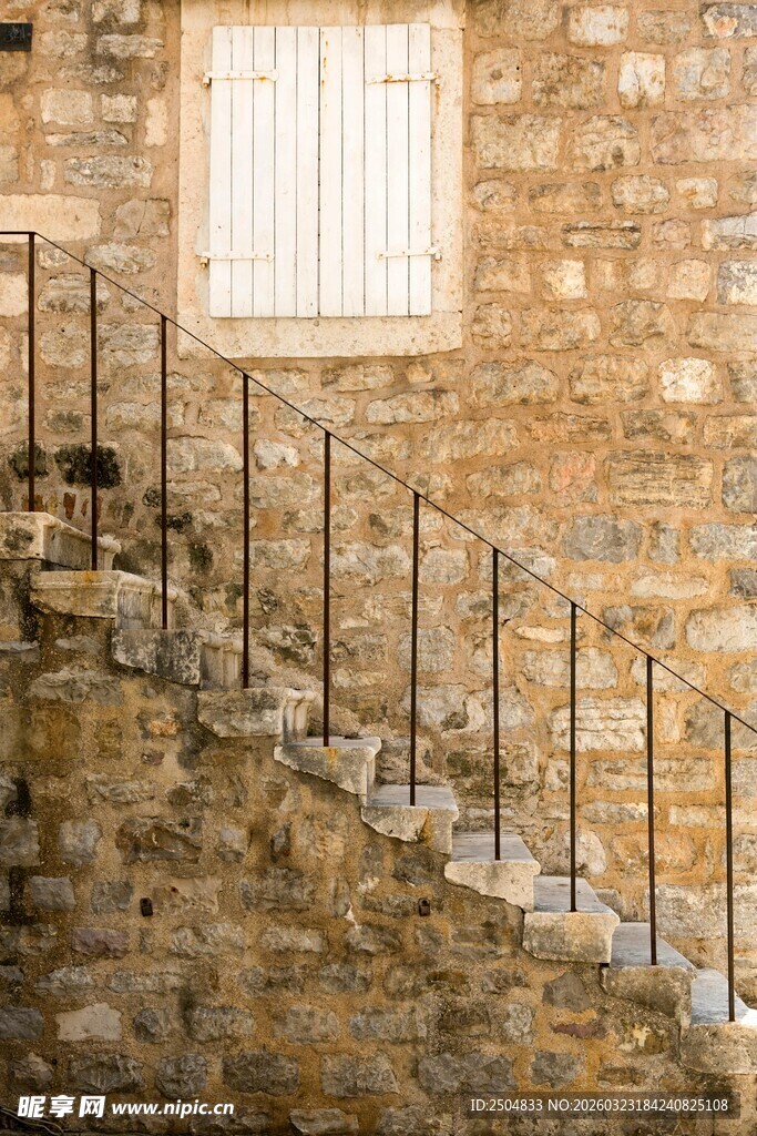 石墙旁的铁艺楼梯