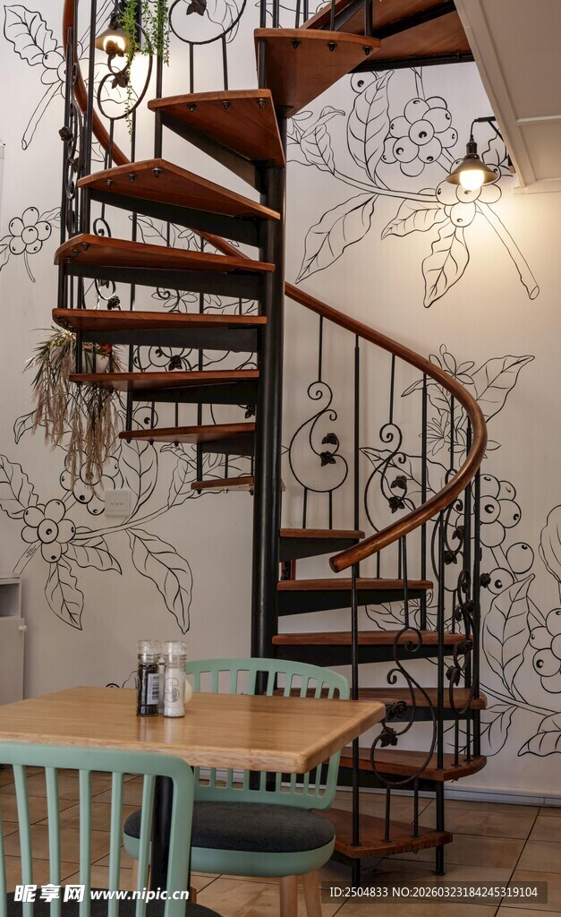 复古风室内木质旋转楼梯
