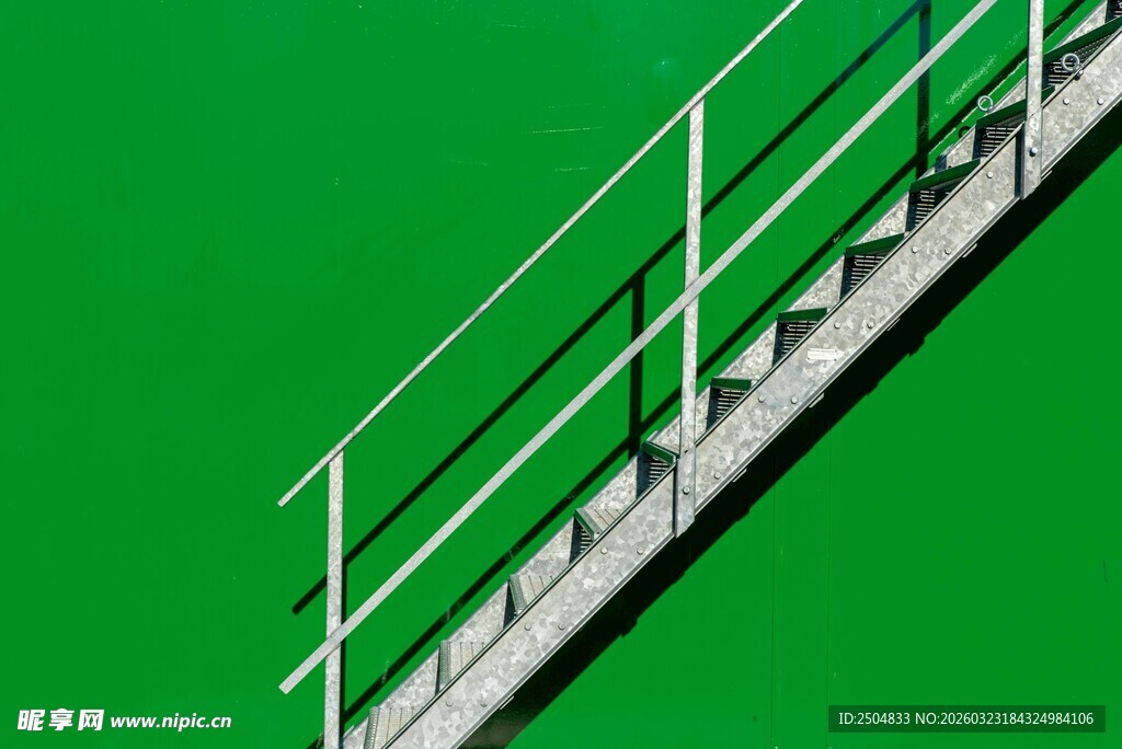 绿色背景中的金属楼梯