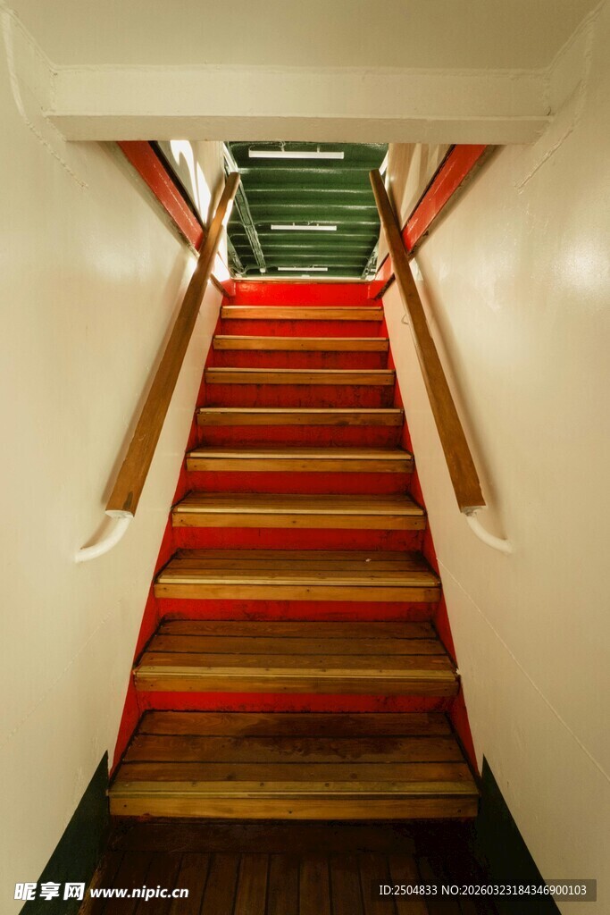 复古条纹楼梯室内景致