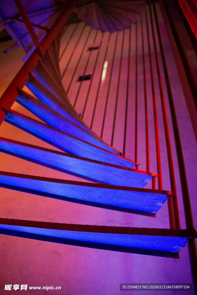 炫彩灯光下的螺旋楼梯